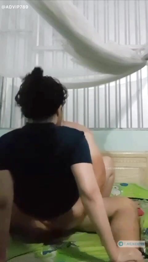 Em trai đi làm cực khổ bên ngoài,vợ dâm ở nhà vụng trộm vs a trai còn quay clip